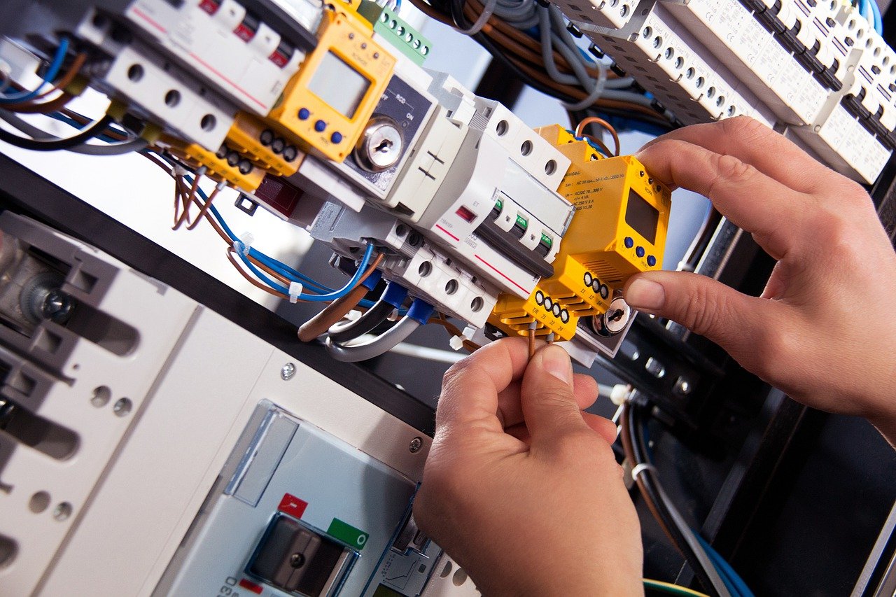 Na co powinniśmy zwrócić uwagę, dobierając kluczowe elementy firmowej instalacji elektrycznej?